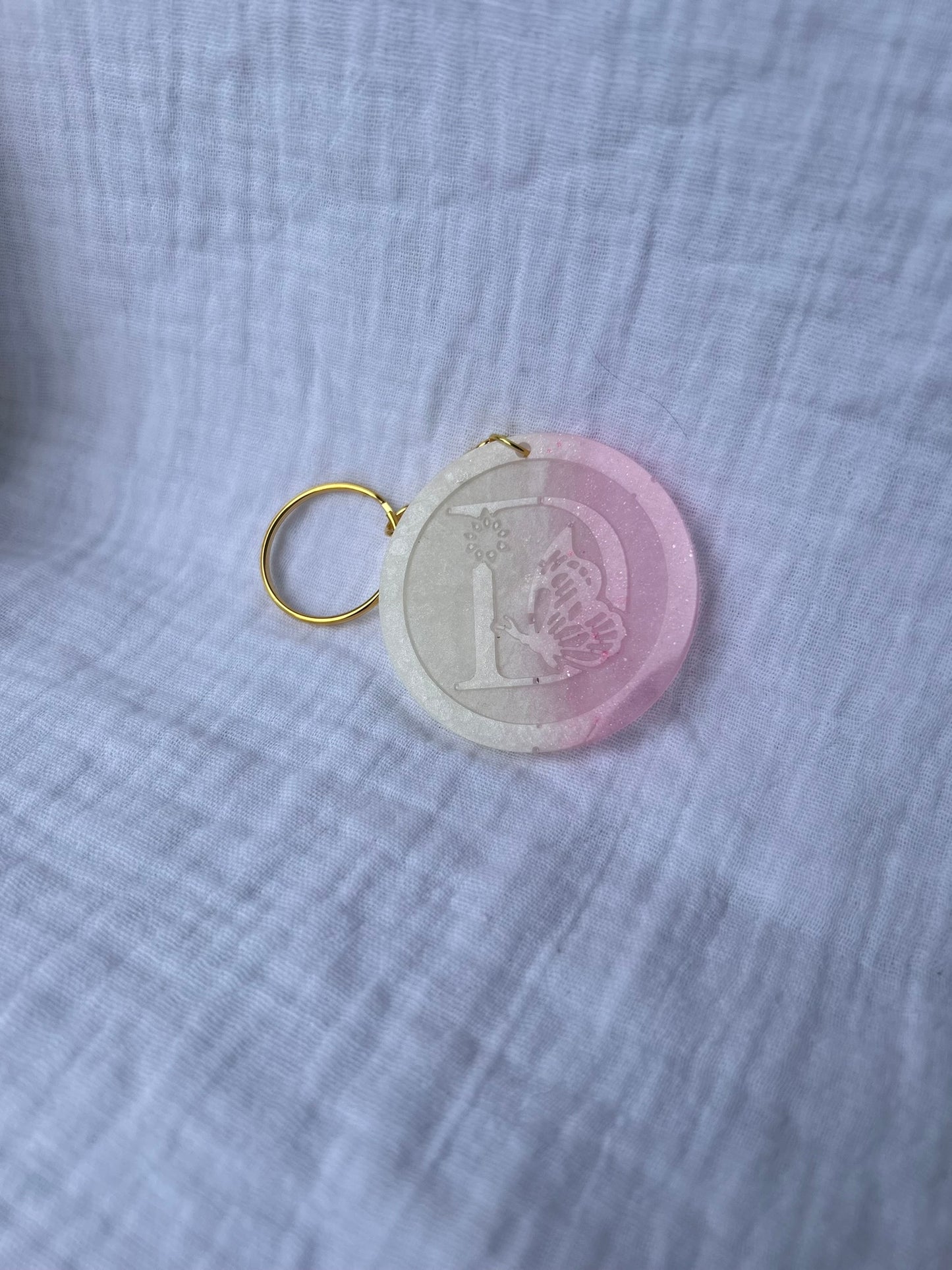 Porte Clé rond avec Lettre et papillon