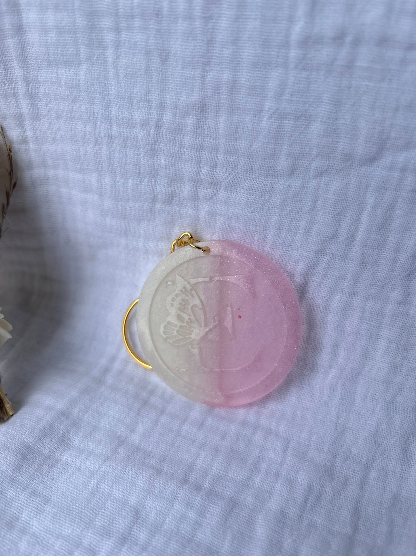Porte Clé rond avec Lettre et papillon