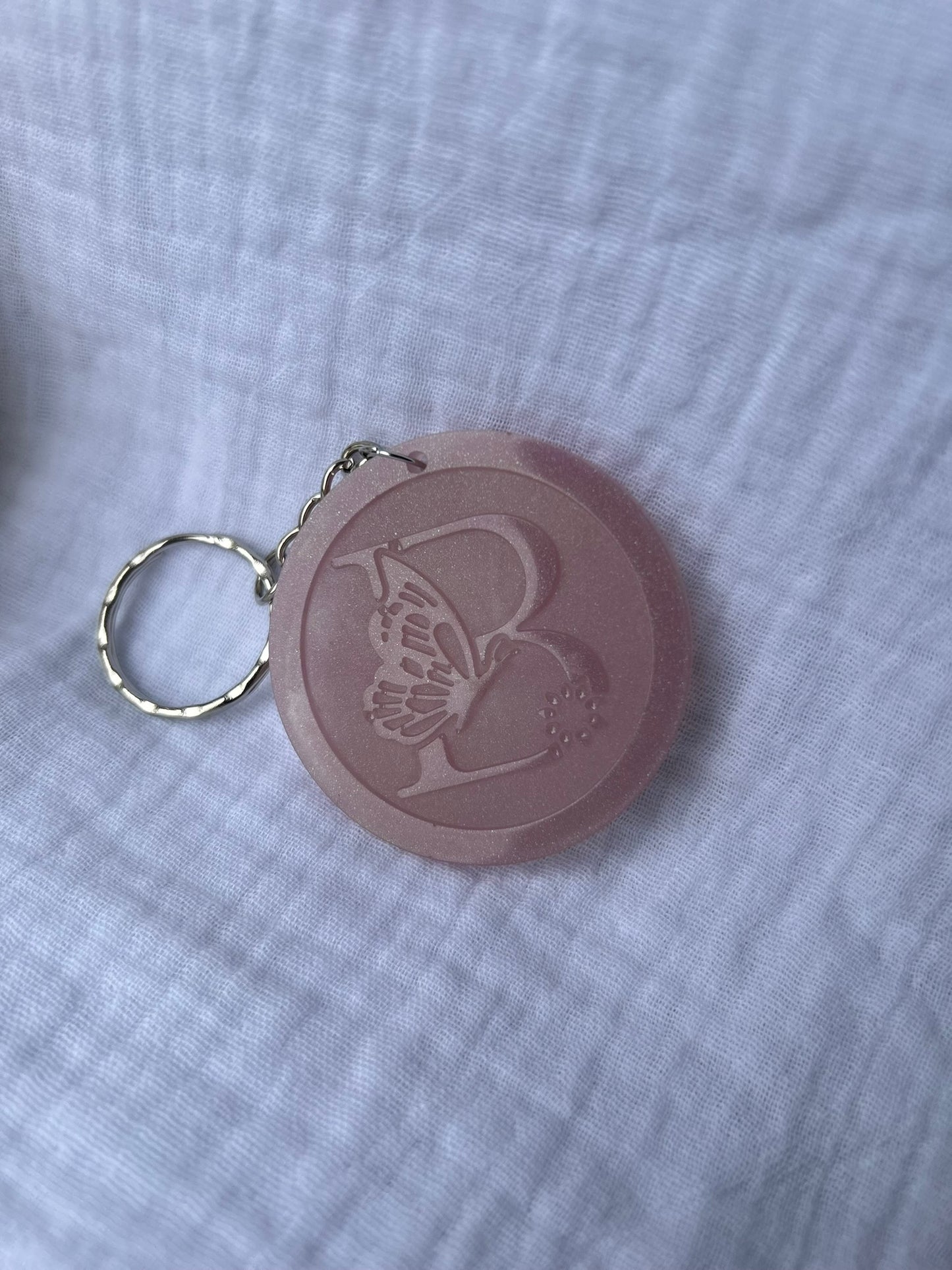 Porte Clé rond avec Lettre et papillon