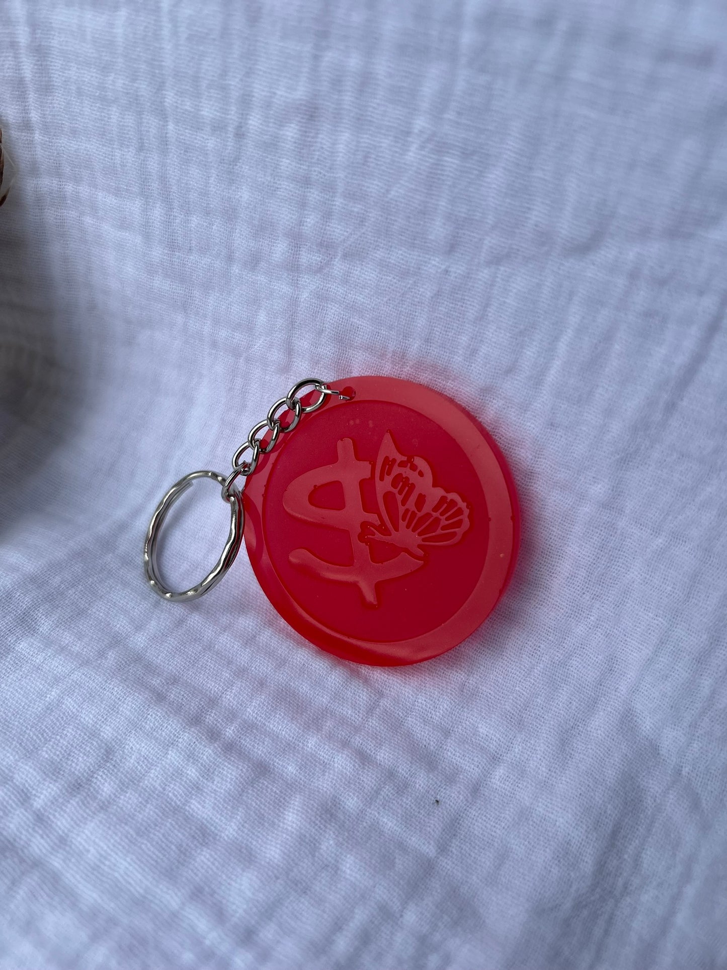 Porte Clé rond avec Lettre et papillon
