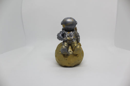 Figurine cosmonaute sur terre